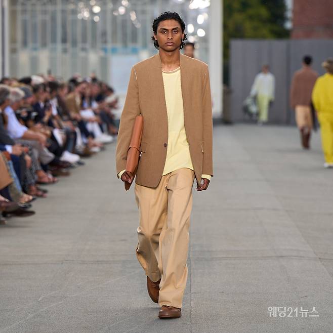사진 : 제냐, 2023 봄 여름 컬렉션. SS23 패션쇼 <BORN IN OASI ZEGNA> Credits: 아티스틱 디렉터, 알레산드로 사르토리