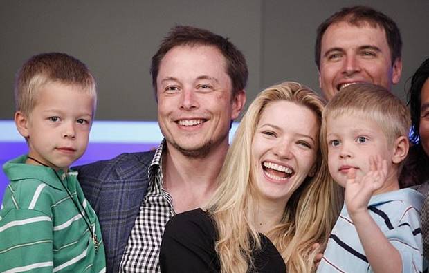 2010년 두 번째 부인인 털룰라 라일리와 함께 첫 번째 부인에게서 낳은 자비에르, 그리핀 쌍둥이를 데리고 나간 일론 머스크./AP연합뉴스 자료사진