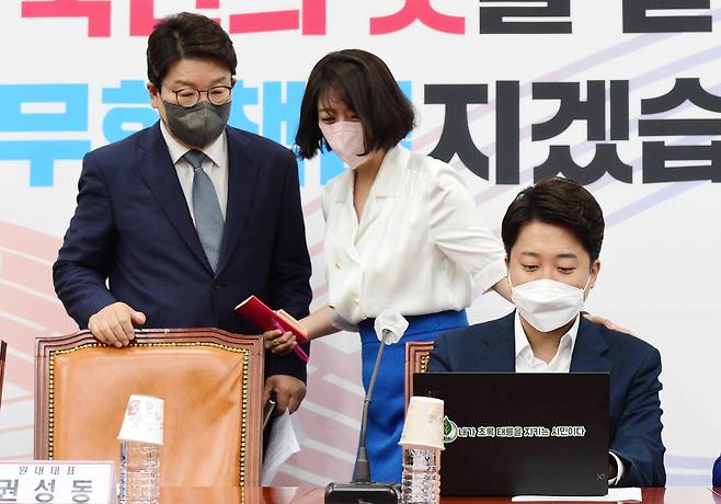 배현진 국민의힘 최고위원이 20일 국회에서 열린 최고위원회의에 참석하며 이준석 대표의 어깨를 만지고 있다. 오른쪽부터 이준석 대표, 배현진 최고위원, 권성동 원내대표. ⓒ 국회사진기자단