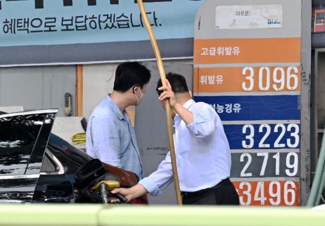 22일 서울의 한 주유소에서 휘발유 가격이 3,000원대를 돌파해 있다. 홍인기 기자