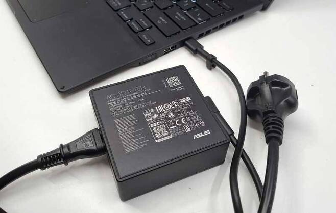 USB-C 포트에 꽂아 쓰는 100W의 고용량 어댑터를 기본 제공한다