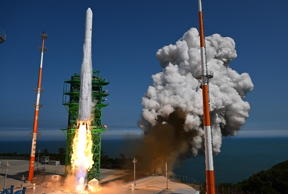 순수 국내기술로 제작된 한국형 최초 우주발사체 '누리호'(KSLV-Ⅱ)'가 지난 21일 전남 고흥군 나로우주센터에서 발사되고 있다. /사진=뉴스1