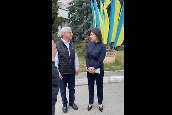 메릭 갈런드 미국 법무부 장관이 지난 21일(현지시각) 우크라이나를 '깜짝' 방문해 "미 법무부 내 전쟁범죄 가해자 사법처리 전담팀을 신설하겠다"고 발표했다. 사진은 갈런드 장관(왼쪽)과 베네딕토바 총장. /사진=앤서니 콜리 미 법무부 대변인 공식 트위터(@AnthonyColeyDOJ) 캡처