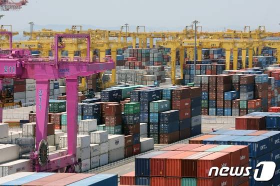 올들어 5월까지 전남지역 수출액이 지난해 같은 기간보다 33.0% 증가한 208억 2000만 달러로 5월 누계 기준 역대 최고 실적을 달성했다./뉴스1