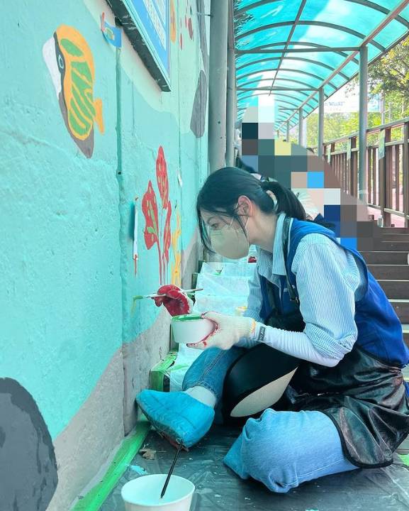 배우 김소연이 봉사활동을 하며 소탈한 매력을 뽐냈다. /사진=김소연 인스타그램