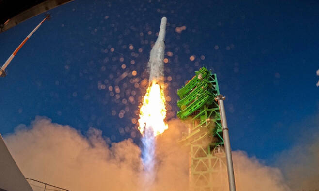 순수 국내기술로 제작된 한국형 최초 우주발사체 ‘누리’호(KSLV-Ⅱ)가 지난 21일 전남 고흥군 나로우주센터에서 발사되고 있다. 누리호는 두번째 도전 끝에 발사에 성공했으며 이로써 우리나라는 세계 7번째로 1500㎏급 실용 위성을 지구 저궤도(600~800㎞)에 수송할 수 있는 능력을 확보한 국가가 됐다. 고흥=뉴스1