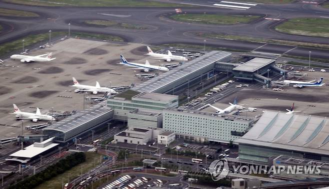 도쿄 하네다 공항…김포 왕래 재개 임박 (도쿄=연합뉴스) 이세원 특파원 = 26일 오후 일본 도쿄국제공항(하네다공항)에 항공기들이 대기 중이다.
한일 관계 당국자에 따르면 양국은 코로나19 확산의 영향으로 중단됐던 김포공항과 하네다공항을 왕래하는 노선의 운항 재개를 준비 중이다. 2022.5.28 sewonlee@yna.co.kr