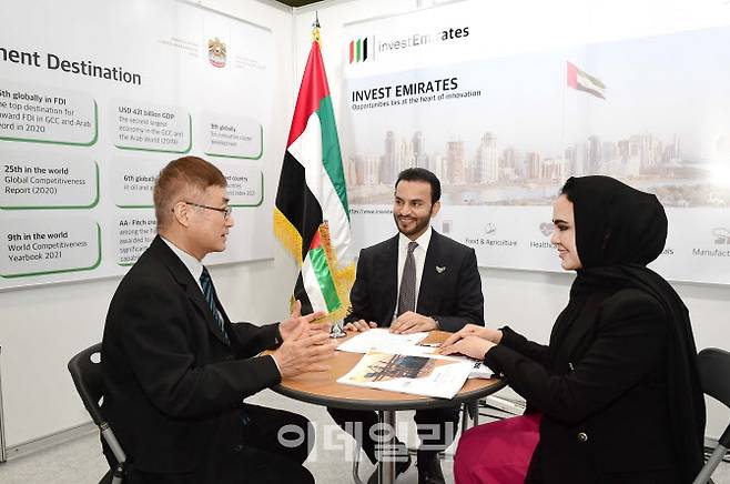 2022 수입상품전시회 부스에서 주한 아랍에미리트 압둘라 사이프 알 누아이미 대사가 참가자와 미팅을 하고 있다. (제공=주한 아랍에미리트 대사관)