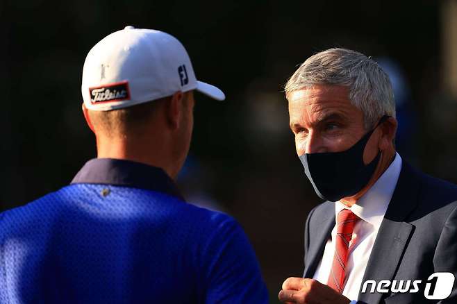 제이 모나한 PGA 투어 커미셔너(왼쪽). © AFP=뉴스1