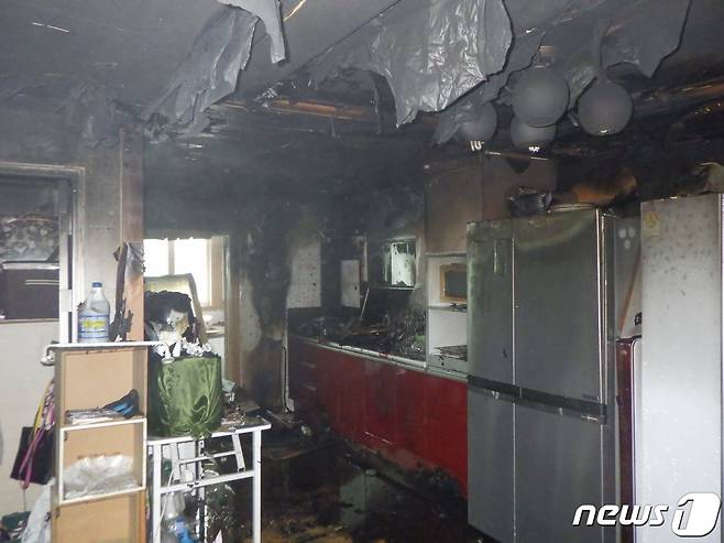 23일 오후 부산 동래구 명장동 6층짜리 아파트 3층에서 화재가 발생했다.( 부산소방재난본부 제공) © 뉴스1