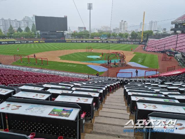 폭우가 쏟아지는 챔피언스필드. 김영록 기자