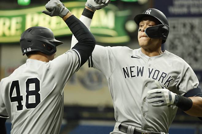 뉴욕 양키스 애런 저지가 23일(한국시각) 탬파베이 레이스전에서 4회초 솔로홈런을 터뜨리고 들어와 앤서니 리조와 세리머니를 하고 있다. USATODAY연합뉴스