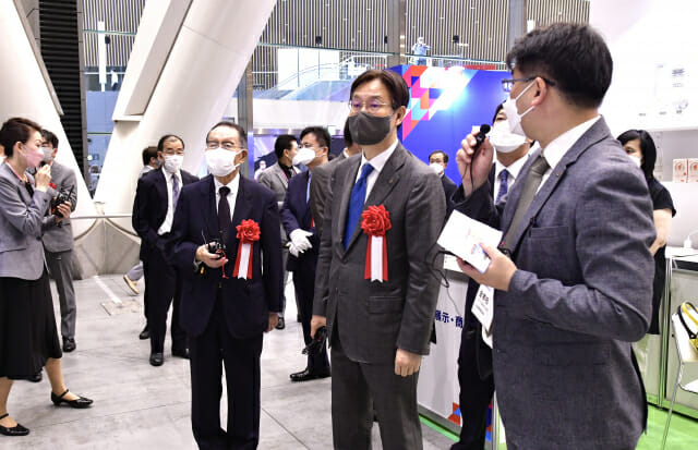 이관섭 무역협회 부회장(오른쪽 두 번째)이 22일 일본 도쿄국제포럼에서 열린 ‘2022 도쿄 한국상품 전시·상담회’에서 한 참가업체 부스를 찾아 제품 설명을 듣고 있다.