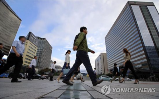 서울 종로구 광화문 세종대로 사거리에서 출근길 시민들이 발걸음을 옮기고 있다.