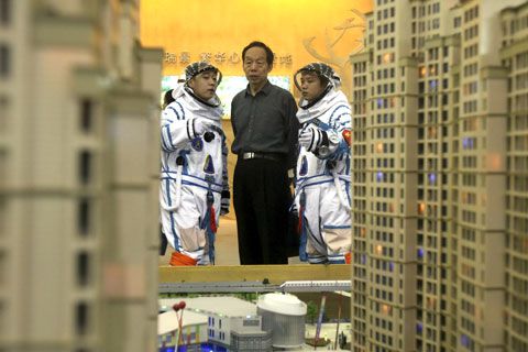 후베이(湖北)성 우한(武漢)에서 열린 한 주택 박람회장에서 중개인들이 손님을 끌기 위해 우주복 차림으로 나섰다. /AP 뉴시스