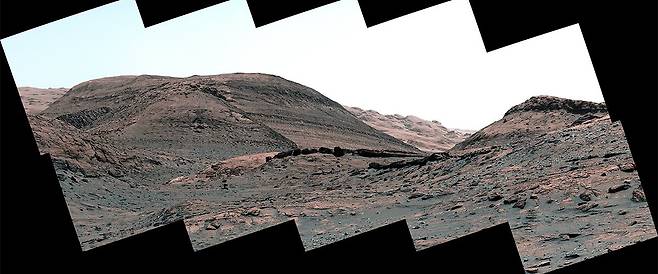 로버 '큐리오시티'가 화성 탐사 3462번째 날인 지난 2일 촬영한 게일 분화구 황산염 함유 지역의 풍경. 사진=NASA/JPL-Caltech/MSSS
