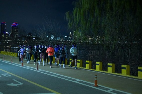 롯데호텔 월드의 야간 러닝 클래스 '나이트 러닝' 이벤트 참가자들이 한강공원을 달리고 있다. 롯데호텔 제공