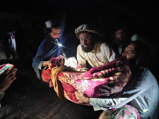 아프가니스탄 남동부 파티카주에서 22일 지진으로 무너진 건물에서 구한 부상자를 주민들이 구출하고 있다. 파티카/AP 연합뉴스