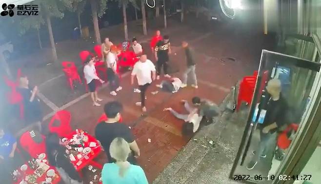 중국 허베이성 탕산시의 한 고깃집에서 지난 6월 10일 여성들이 남성들에게 끌려나가 집단 폭행당하는 장면이 찍힌 CCTV 영상 화면. /로이터통신