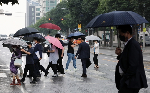 23일에는 오전부터 시간당 20㎜ 안팎으로 강한 비가 예상된다. 일부지역에선 최대 80㎜ 정도의 비가 내릴 예정이다. 사진은 지난 9일 서울 서초구 서울중앙지법 인근 횡단보도에서 우산을 쓴 시민들. /사진=뉴스1