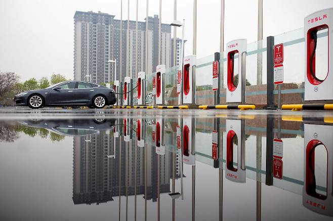 중국 베이징서 테슬라 전기차의 운행이 두 달 동안 금지된다. 사진은 중국 베이징의 한 테슬라 충전소에서 전기차가 충전 중인 모습. /사진=로이터