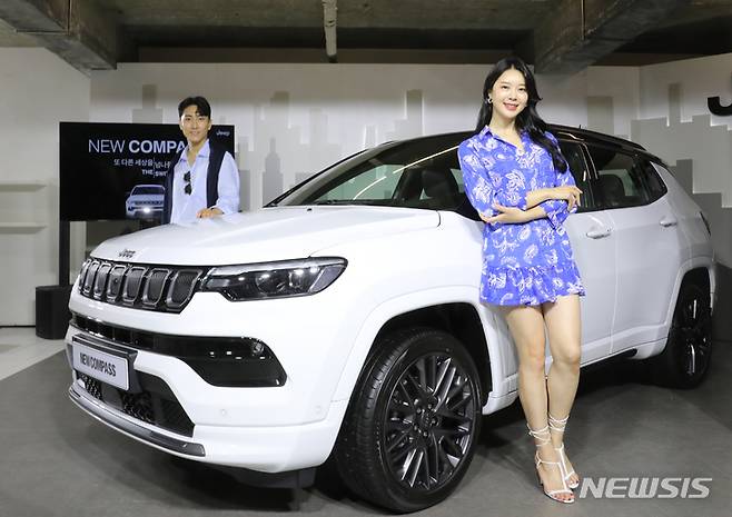 [서울=뉴시스] 김금보 기자 = 지프(Jeep)가 23일 서울 성동구 카페 센느에서 4년만에 부분 변경된 지프의 대표 컴팩트 SUV '뉴 컴패스'를 공개하고 있다. 2022.06.23. kgb@newsis.com