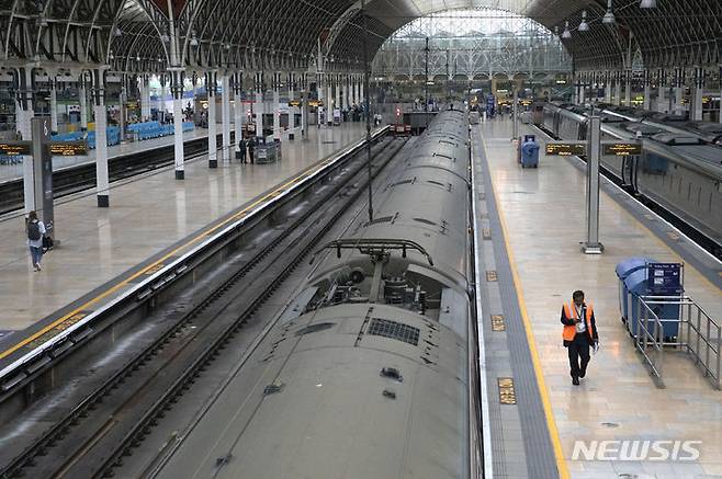 [몌/뉴시스] 영국서 전국 2차 철도파업이 펼쳐진 23일 런던 패딩턴역 모습