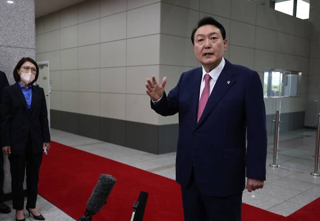 윤석열 대통령이 23일 오전 서울 용산 대통령실 청사로 출근하며 취재진의 질문에 답하고 있다. 연합뉴스