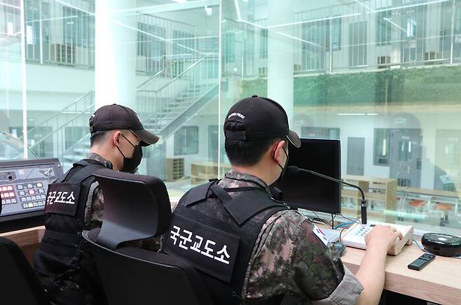 내부 수용실을 한눈에 볼 수 있는 교정 인력 근무 공간.