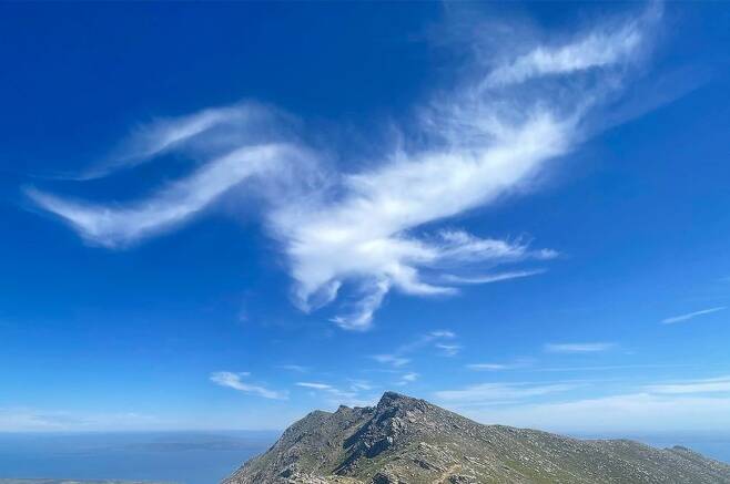 독수리 닮았네…스코틀랜드 휴양섬 상공에 뜬 신기한 구름