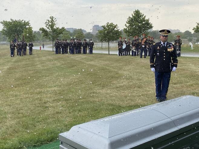 미국 버지니아주 알링턴 국립묘지에서 22일(현지시간) 비가 오는 가운데 윌리엄 웨버 미 예비역 대령의 안장식이 열리고 있다. 워싱턴 이경주 특파원