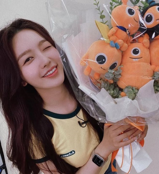 Group AOA Chan Mi has reported fresh current conditions.Chan Mi said through his instagram on the 23rd, What the hell, Im giving you a bunch of cute dolls as a gift. Its raining today, its drooping, but the tension is up.Thank you. The photo posted shows Chan Mi winking and smiling with a fresh smile; I feel Chan Mis unique human vitamin energy.Chan Mi, in particular, is more excited than ever with a bouquet of dolls in his hand.Meanwhile, Chan Mi made his debut in the music industry with his AOA 1st single album Angels Story in 2012.Recently, he appeared with Mother in TVN entertainment program Yu Quiz on the Block and expressed his grievances as an idol group member.Photo: Chan Mi Instagram