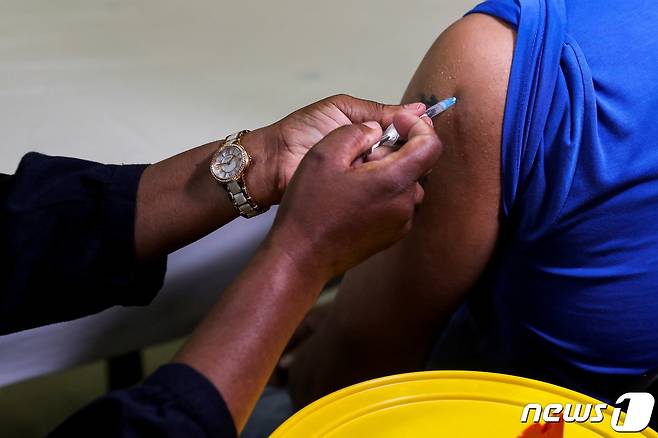 남아공 요하네스버그에서 시민 한명이 화이자 백신을 접종받고 있다. © 로이터=뉴스1 © News1 정윤영 기자
