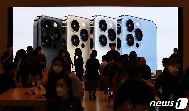애플의 스마트폰 아이폰13 시리즈 판매가 시작된 지난해 10월8일 오후 서울 강남구 애플 가로수길에서 고객들이 아이폰13을 살펴보고 있다. 2021.10.8/뉴스1 © News1 박세연 기자