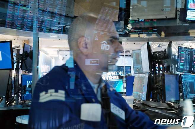 뉴욕증권거래소 내부객장의 트레이더 © AFP=뉴스1