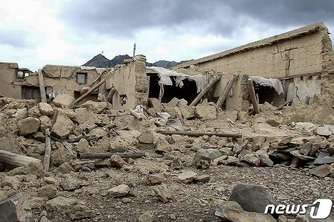 22일 (현지시간) 지진이 발생한 아프가니스탄 팍티카에서 돌무더기로 변한 주택의 모습이 보인다. © AFP=뉴스1 © News1 우동명 기자