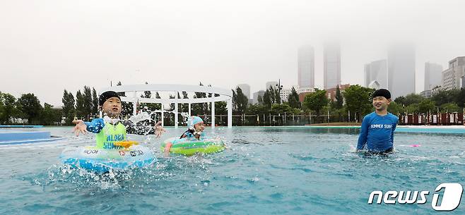 24일 오후 신종 코로나 바이러스 감염증(코로나19) 확산 이후 3년 만에 개장한 서울 여의도 한강공원 수영장에서 어린이들이 즐거운 시간을 보내고 있다. 올해는 뚝섬, 광나루, 여의도, 잠원 수영장과 양화, 난지 물놀이장이 문을 열고 시민을 맞이한다. 망원 수영장은 성산대교 북단 성능개선공사로, 잠실 수영장은 잠실 자연형 물놀이장 조성공사로 인해 올해 운영하지 않는다. 2022.6.24/뉴스1 © News1 박지혜 기자