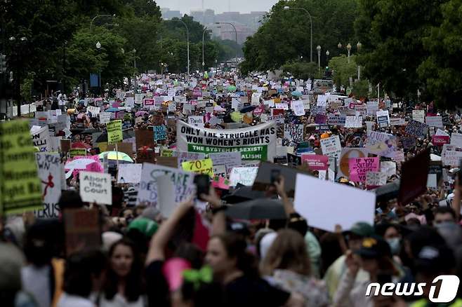 올해 5월14일(현지시간) 미국 연방대법원이 낙태권을 보장한 기존 판결을 파기할 것이라는 관측이 나오자 워싱턴에서 낙태권 폐지 반대하는 시위대가 행진을 하고 있다. © AFP=뉴스1 © News1 우동명 기자