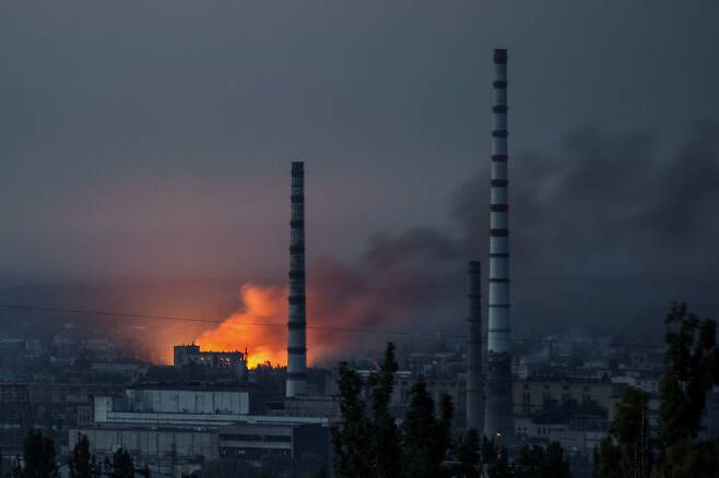 18일(현지 시각) 우크라이나 동부 돈바스 지역 요충지 세베로도네츠크의 아조트 화학 공장에서 연기와 화염이 치솟고 있다. /로이터 연합뉴스