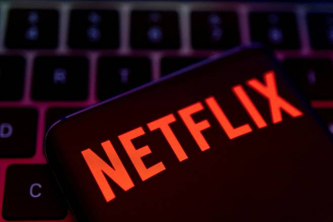 <YONHAP PHOTO-6140> FILE PHOTO: Smartphone with Netflix logo is placed on a keyboard in this illustration taken April 19, 2022. REUTERS/Dado Ruvic/File Photo/File Photo/2022-06-23 22:39:50/ <저작권자 ⓒ 1980-2022 ㈜연합뉴스. 무단 전재 재배포 금지.>