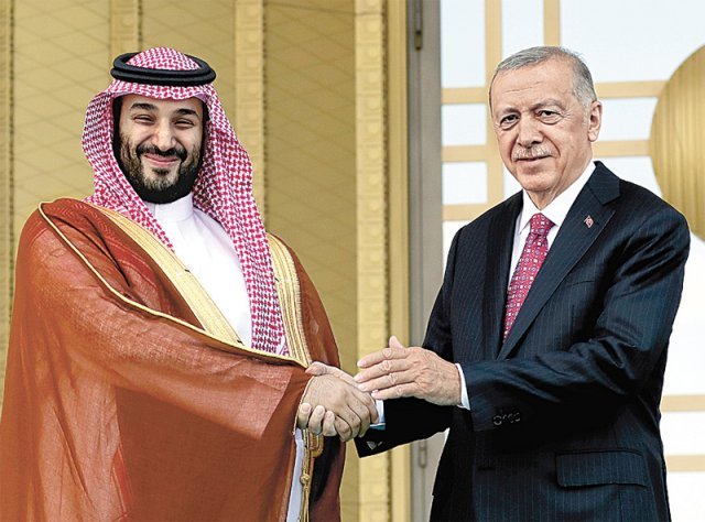 레제프 타이이프 에르도안 터키 대통령(오른쪽)과 무함마드 빈 살만 사우디 왕세자가 22일 터키 앙카라 대통령 관저에서 만나 악수하고 있다. 앙카라=AP 뉴시스