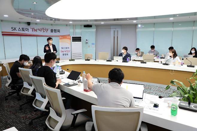 지난 23일 서울 마포구 상암동 SK스토아 본사에서 2022년 2분기 The 따뜻한 품평회 2차 심사가 진행되고 있다.