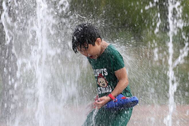 22일 대구 율하체육공원 바닥분수에서 어린이들이 물놀이를 즐기며 더위를 식히고 있다. 뉴스1