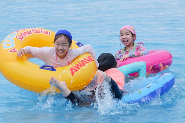 어린이들이 24일 서울 광진구 뚝섬 한강공원 수영장에서 물놀이를 하고 있다. 연합뉴스