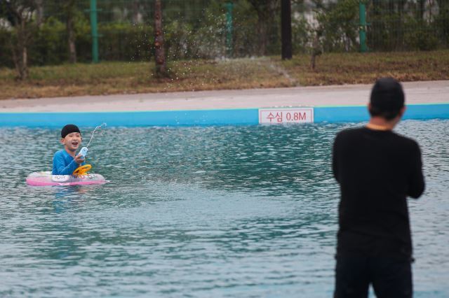 어린이들이 24일 오후 서울 여의도 한강공원 야외수영장에서 물총놀이를 하고 있다. 뉴시스