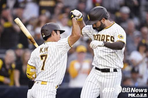 김하성이 2회 홈런을 때린 에릭 호스머를 환영하고 있다. 사진(美 샌디에이고)=ⓒAFPBBNews = News1