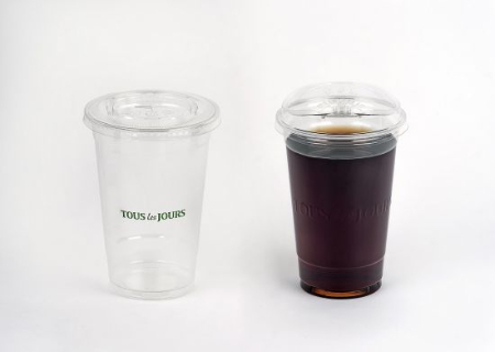 CJ푸드빌의 뚜레쥬르는 양각 아이스 음료컵을 도입해 재활용율을 높인다. 사진은 뚜레쥬르아이스 음료컵을 비교한 모습. 기존 컵(왼쪽)과 무인쇄 양각 아이스컵. /사진=CJ푸드빌