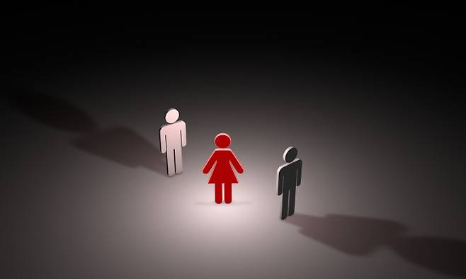 자신의 여자친구가 동시에 다른 남자와 사귀는 사실을 알고 이별한 뒤 집에 찾아가 상대 남성을 흉기로 찔러 살인미수 혐의를 받는 20대 남성이 2심에서 원심과 같은 징역 3년을 선고받았다. 사진은 본 기사내용과 무관. /사진=이미지투데이