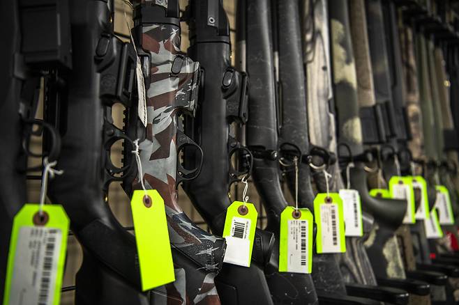 사냥을 위한 총이 미국 뉴욕의 한 총기 매장에 비치돼 있다. [AP]