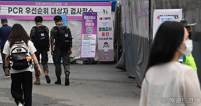 지난 17일 서울 중구 서울역 코로나19 선별진료소에서 시민들이 검사를 받고 있는 가운데 한산한 모습을 보이고 있다. 임세준 기자